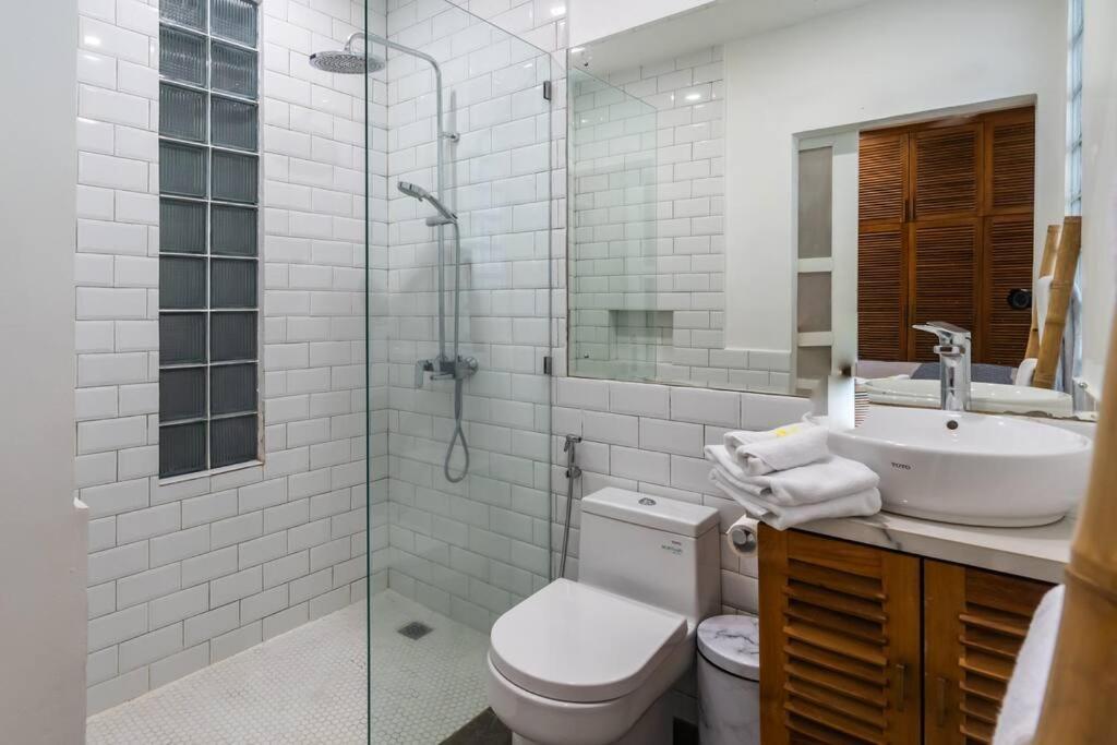 Private 5 Bedroom Spacious Close To *