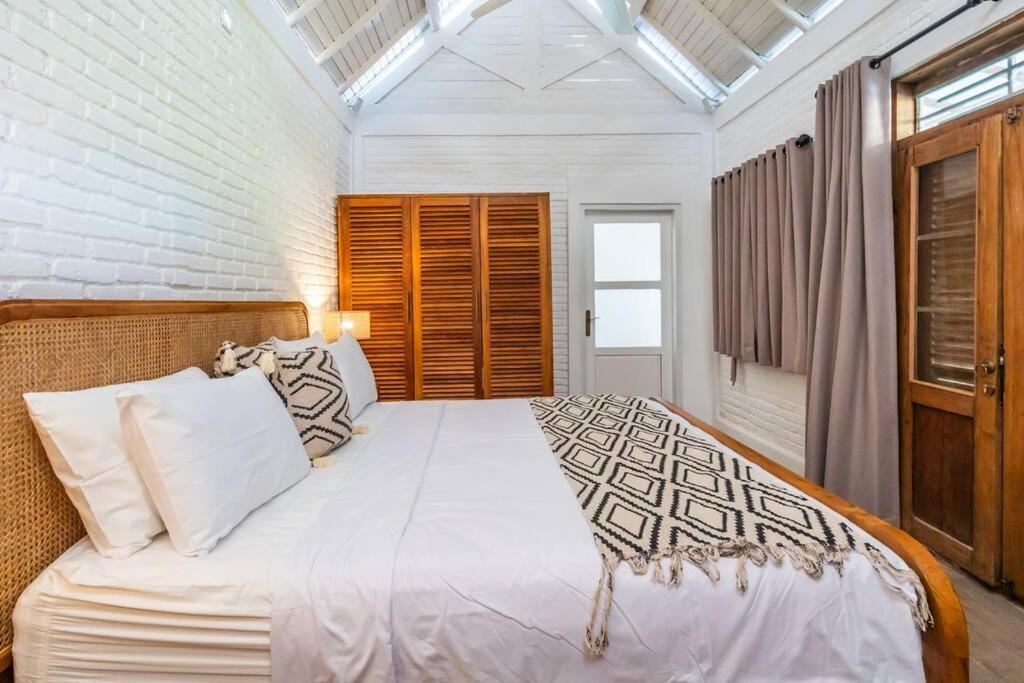 Private 5 Bedroom Spacious Close To