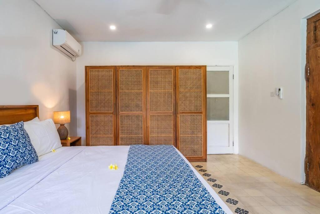 Private 5 Bedroom Spacious Close To Villa