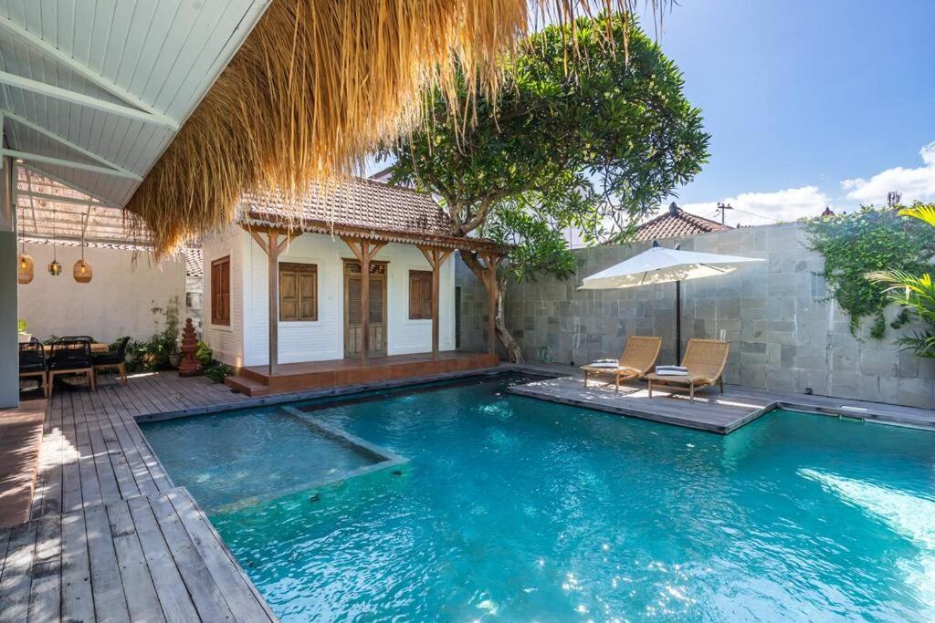 Private 5 Bedroom Spacious Close To *