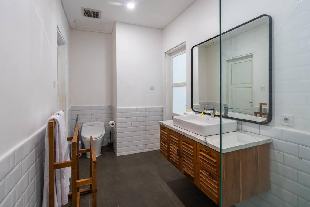 Private 5 Bedroom Spacious Close To