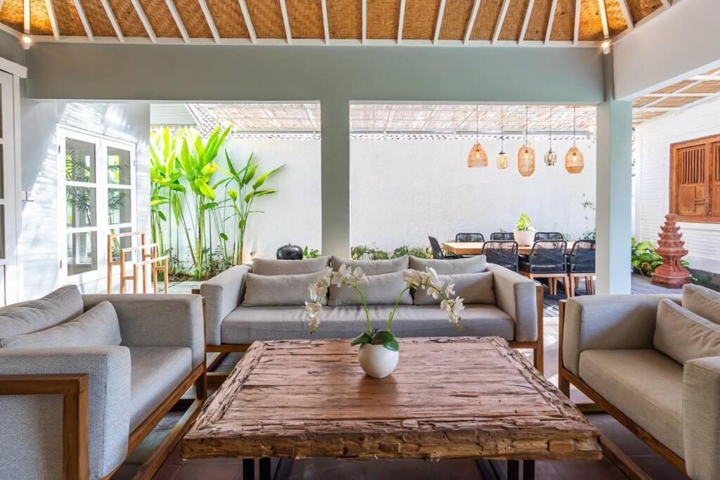 Private 5 Bedroom Spacious Close To Villa *
