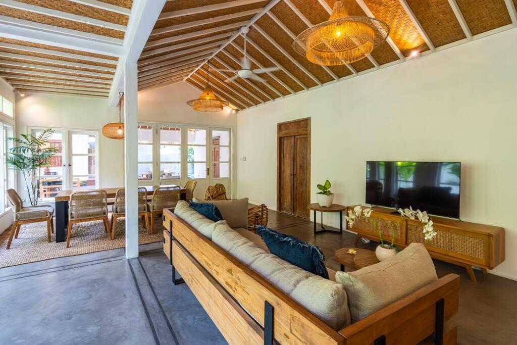 Private 5 Bedroom Spacious Close To