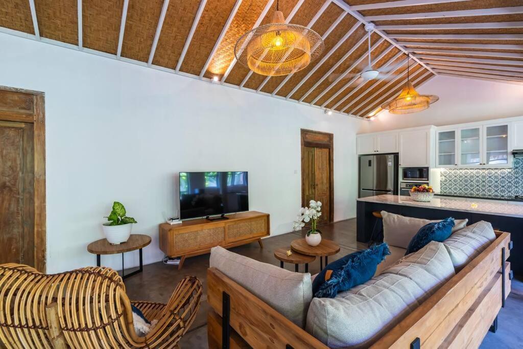 Private 5 Bedroom Spacious Close To