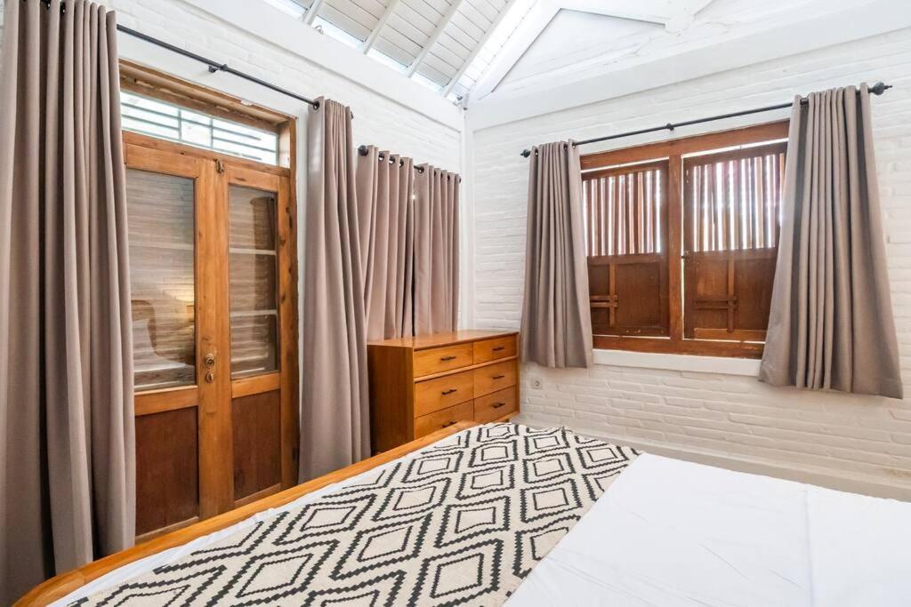 Private 5 Bedroom Spacious Close To Sanur