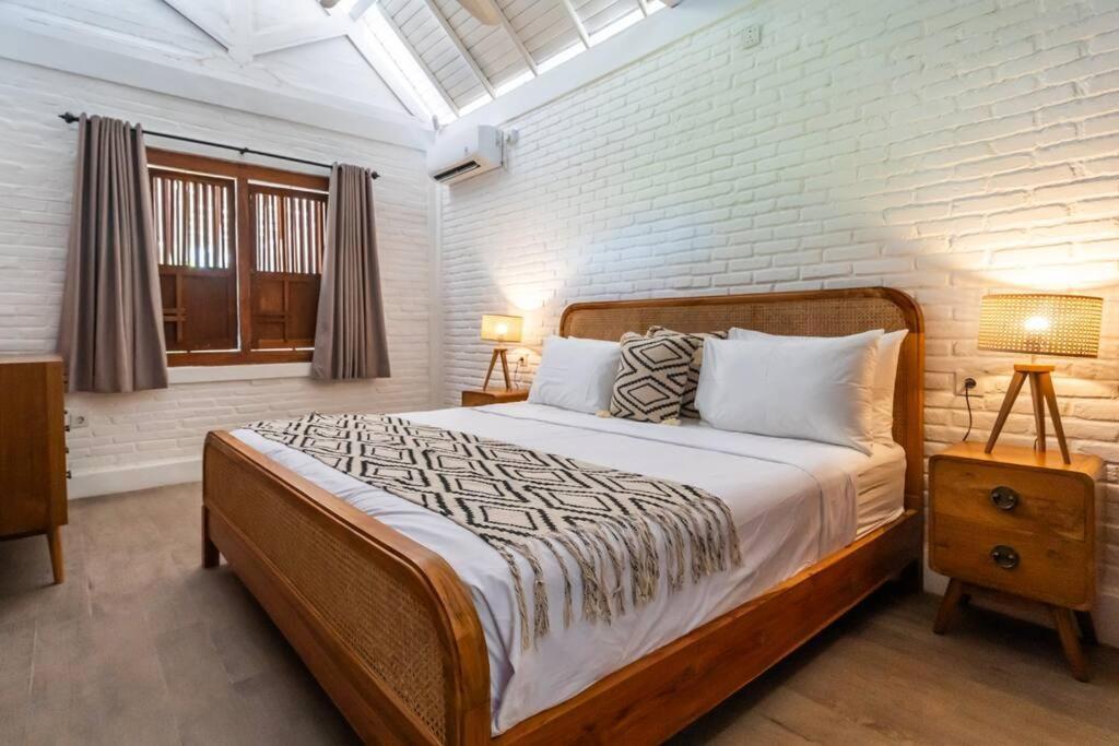 Private 5 Bedroom Spacious Close To